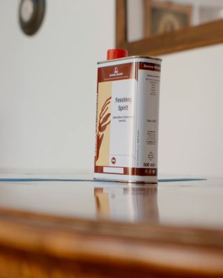 Dokonalý lesk nevzniká náhodou ✨ Finishing spirit je ten poslední krok, který rozhoduje o tom, jestli bude šelakový povrch...